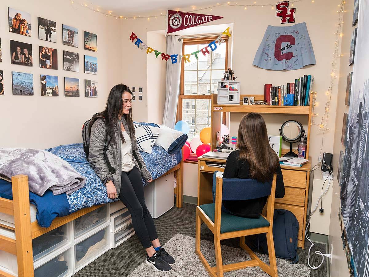 Two students chat in a student bedroom in one of 女人吧视频's Residential Commons
